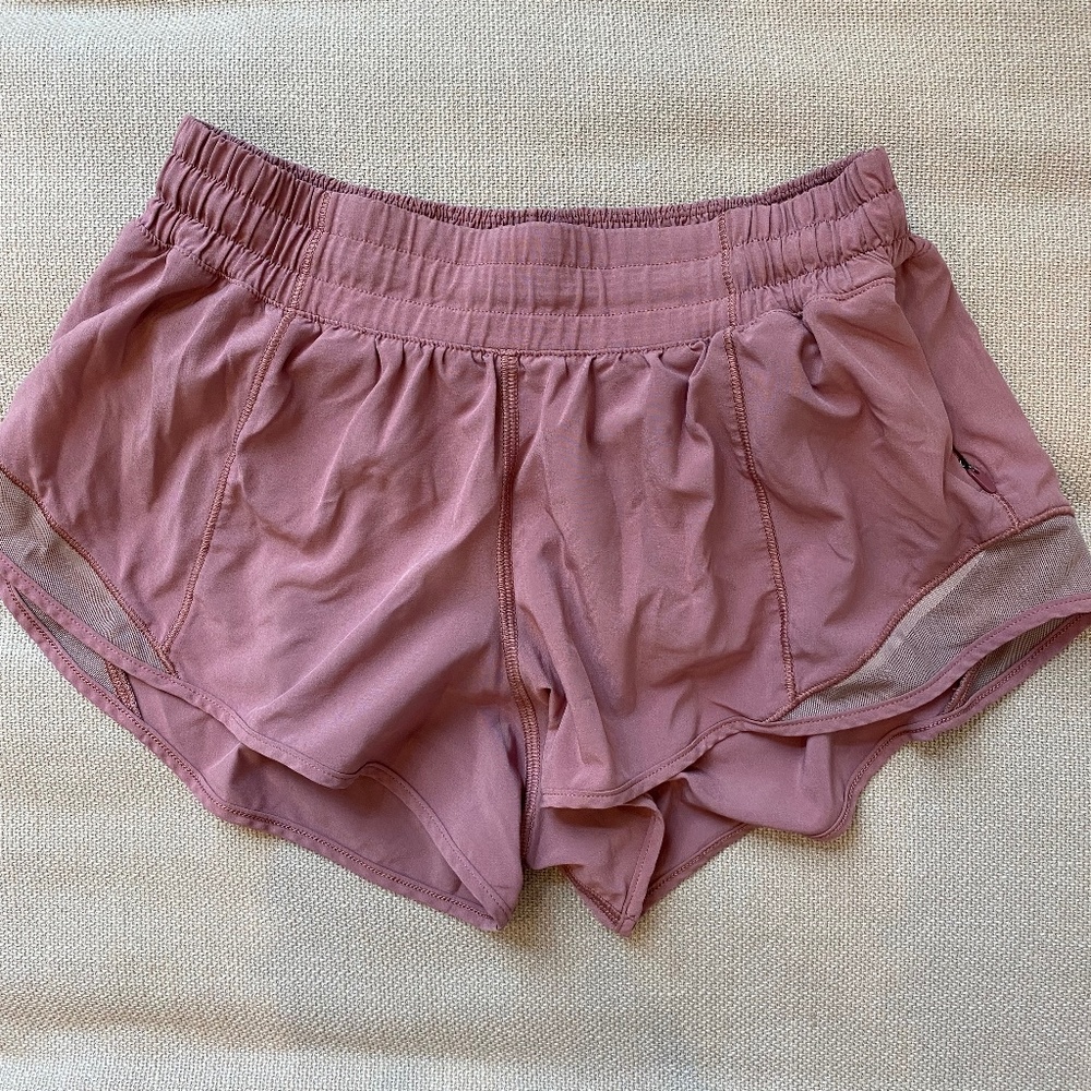 Lululemon hotty hot short 2.5” in dusty rose